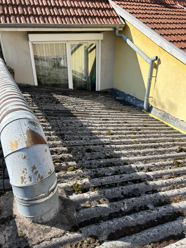 oiture en fibrociment usée avant rénovation à Bischheim par PRJ Toiture